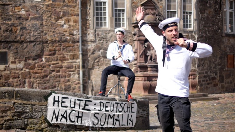 Daniel und Michael, und ein Transparent mit der Aufschrift Heute: Deutsche nach Somalia