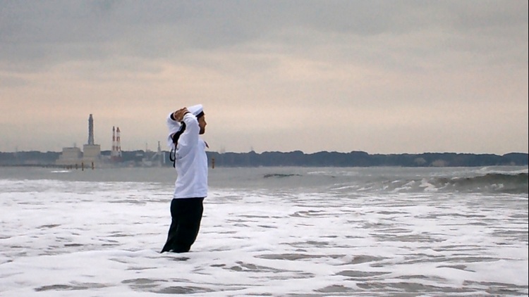 Michael im Wasser am Strand von Nakoso, Fukushima, Japan