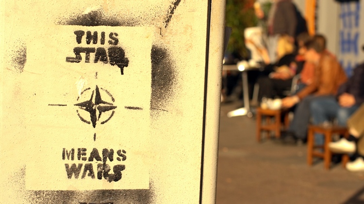 Auf Beton gesprühter Schriftzug: This Star means War. Dawischen der NATO-Stern